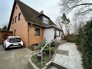 Großes Einfamilienhaus auf Eigenland mit neuer Heizung, Sauna, zwei Duschbädern und großem Grundstück - Lübeck