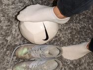 Fussballerin bietet getragene Socken, Fußballstutzen, String - Saarbrücken