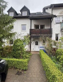 Charmantes Reihenhaus mit Garten in 08280 Aue + Garagen - Aue