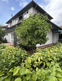 Helle Erdgeschosswohnung mit überdachtem Eingang, Terrasse und Stellplatz - Hude (Oldb)