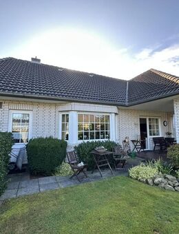 Repräsentativer weißer Bungalow mit gepflegtem Garten - Rhauderfehn