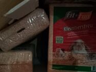 Hasen Meerschweinchen Kleintierienstreu Multifit aus Vorratszeiten mind 12 Pakete und andere Holzpressspan locker und gepresster aus privat Np min 3 euro neu ein Paket - Esslingen (Neckar)