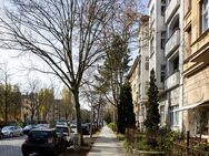 Gemütliche Dachgeschosswohnung mit gestecktem Grundriss und Terrasse - Berlin