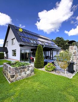 hochwertiges Wohnhaus mit ELW, Pool, Saunahaus und großer Halle in Neustrelitz - Neustrelitz