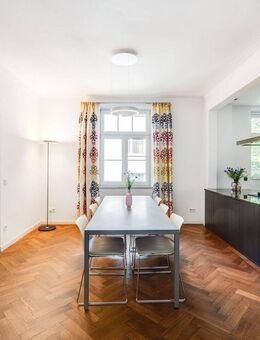 AIGNER - Altbau-Charme trifft Ruhe & Raum: Großzügige Etagenwohnung mit Balkon im Rückgebäude - München