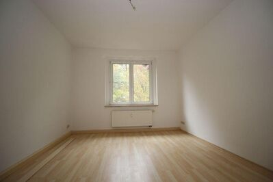 **Große 2-Zimmer-Wohnung mit Balkon in ruhiger Wohnlage zu vermieten**