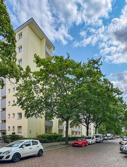 Moabit an der Spree: Modernisierte 2-Zimmer-Wohnung mit Balkon - Bezugsfrei & Provisionsfrei - Berlin