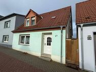 Teilsaniertes Reiheneinfamilienhaus mit Nebeneingang und Garage - Alsleben (Saale)