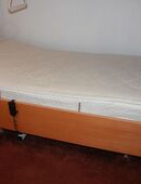 Seniorenbett mit elektrischen Rost, Matratze und Nachttisch in 75245
