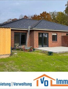 Erstbezug: Moderne Bungalowhälfte mit Einbauküche & Carport in ruhiger Siedlungslage von Wiesmoor - Wiesmoor