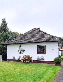 Gepflegter ebenerdiger Bungalow mit schönem Garten und zwei praktischen Garagen - Lindewitt