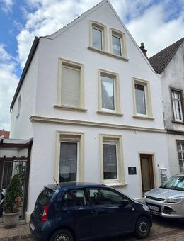 Erdgeschosswohnung mit Terrasse, 2 Zimmer, 2 Badezimmer, Küche mit Einbauküche - Emden