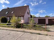 HORN IMMOBILIEN ++Pasewalk Doppelhaushälfte, kleines Haus, großes Grundstück - Pasewalk