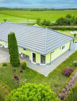 Zuhause im Grünen - moderner Einfamilienhaus-Bungalow mit Pool in Woltersdorf - Biederitz