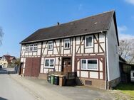 Fachwerkhaus mit Nebengebäude und Garten im historischen Ortskern von Grebenstein - Grebenstein