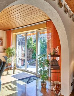 Lichtdurchflutetes Familienhaus mit viel Platz, Garten und zwei Garagen - Albstadt