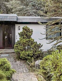 Walsrode: Teilunterkellerter Architekten-Bungalow am Waldrand mit Garten und Terrasse mit Kamin - Walsrode