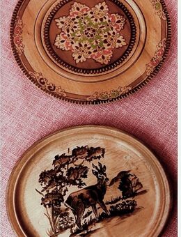 2 Wandteller aus Holz - Bemalt mit einem Reh und Ornamentmuster ( Russland ) - Groß Gerau