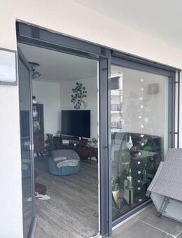 Exklusiver Logenplatz, Neubau-3-Zi-Wohnung, voll möbliert, mit XL-Südwest-Balkon, TG-Stellpl., etc. - Burglengenfeld
