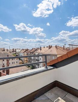 Wohnen über den Dächern: Maisonette mit 2 Südbalkonen - Ausbau 1993 mit Altbaucharakter - Nürnberg