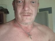 Molliger Mann mit kleinen Hund - Gronau (Leine)