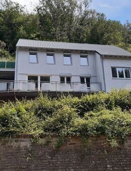 Interessantes Einfamilienhaus mit Dachterrasse, großem Balkon und 2 Garagen in idyllischer Wohnlage von Bad Bertrich - Bad Bertrich