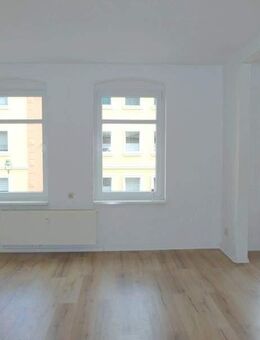 Ab sofort zu haben: Singlewohnung mit schönem Balkon (Hofseite), sep. Küche, Laminat & Badewanne - Magdeburg