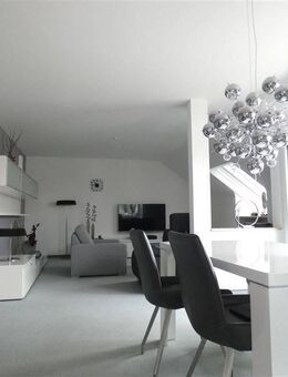 Sehr gepflegte 3,5 Zimmerwohnung mit Loggia und Garagenstellplatz - Nürnberg