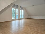 Ideal für Singles: Attraktive Dachgeschosswohnung in gepflegtem Haus mit Blick über die Dächer von Schöneck - Schöneck