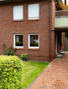 Wohnen im Zentrum von Esens: Erdgeschosswohnung mit 3 Zimmern, EBK und Tiefgaragenstellplatz - Esens