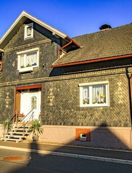 Einfamilienhaus (DHH) mit großem Garten, Nebengebäude und Garagen - Eisfeld
