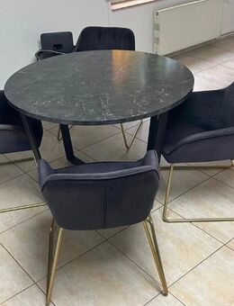 Tisch mit 4 Stühlen - Berlin