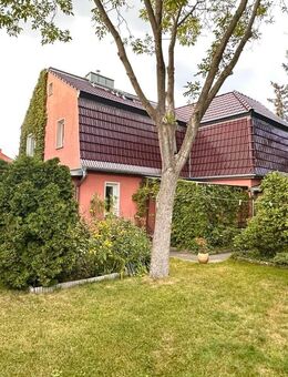 Modernisierte Doppelhaushälfte mit großen Garten und Garage - Berlin