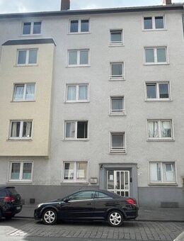 **Schöne Dachgeschoss-Wohnung in Neudorf (4-Etage/kein Aufzug)** - Duisburg