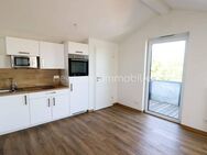 Modernes 1-Zimmer-Apartment im Dachgeschoss mit Einbauküche und Balkon - Nittendorf (Markt)