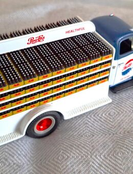 1:35 ca 20 cm--Modellauto--Ford 1951--PEPSI COLA mit Pepsi Ladung siehe die Fotos - Meckenheim