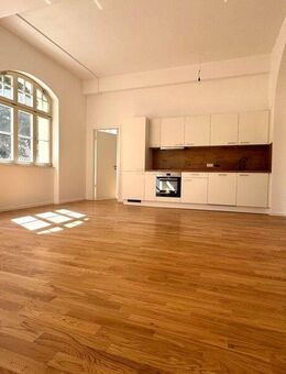 Attraktive Stadtwohnung in Halle: 4-Zimmer mit Balkon, EBK und 2 Bädern - Halle (Saale)