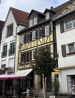 historisches Wohn- und Geschäftshaus in der Tauberbischofsheimer Fußgängerzone mit Parkplatz - Tauberbischofsheim