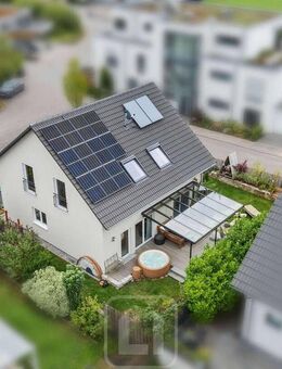 Stilvoll wohnen | Nachhaltig leben | Einfamilienhaus | Photovoltaik | Solarthermie | Wärmepumpe - Tiefenbronn