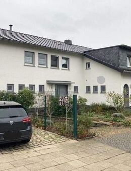 Gepflegtes Wohn- und Geschäftshaus (3 Wohnungen und 1 Büro) in gesuchter Lage von Essen. Stellplätze und Terrassen etc. - Essen