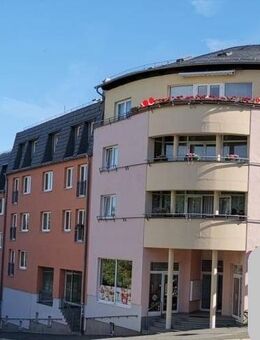 Objekt-Nr.: 9225 - vermietete 3-Zimmer-Maisonette-ETW mit Fahrstuhl, Wanne, Dachterrasse und TG-Stellplatz in Plauen - Plauen