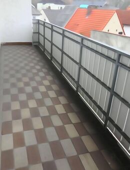 Schöne helle 3,5 Zimmer Etagenwohnung mit Balkon, Gartennutzung und Garage im Eisbergviertel - Amberg