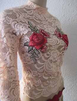 NEU * Romantik- Rosen * Blüten * Applikations- Stickerei * Lace- Spitzen * Langarm * Longsleeve * Kurz * Corp Top * Bodycon * Blusen * T- Shirt "AYANAPA" Gr. 34- 36/ XS- S * apricot * rose * bordaux- rot * - Riedlingen