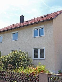 TOP! Gepflegtes Zweifamilienhaus mit Garten, Doppelgarage und Dachgeschossausbau - Grafenwöhr