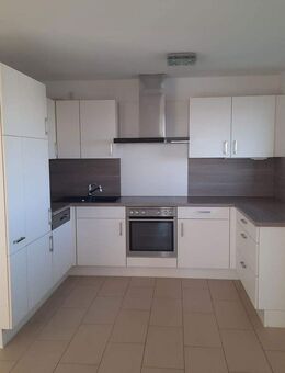 Kernsanierte exklusive 3 1/2 Zimmer Dachgeschosswohnung mit Loggia und Einbauküche - Ludwigshafen (Rhein)