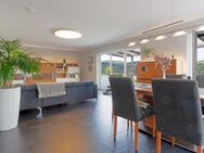 Riol -großzügiges freistehendes Wohnhaus mit schöner Aussicht, moderner Heiztechnik und Garagen in schöner Randlage - Riol