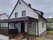 Charmantes, leicht renovierungsbedürftiges Zweifamilienhaus mit großem Garten am Waldrand - Landshut