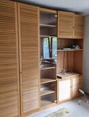 Schönes Holzschrankwand mit Jalousien Tür in 35457
