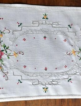 Feine, zarte Tischdecke, in Handarbeit bestickt - Niederfischbach