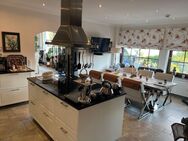Unikat in der Ostseeregion: Herrliche großzügige Wohnung mit einmaligem Seeblick. Große Terrasse, Schwimmbad, Sauna und Badesteg. - Scharbeutz